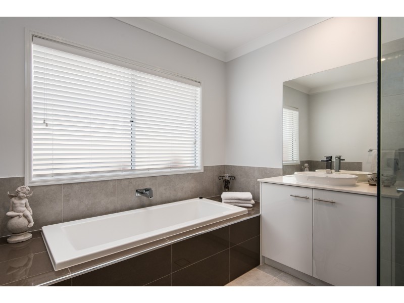 17 Waterway Drive, Birtinya QLD 4575