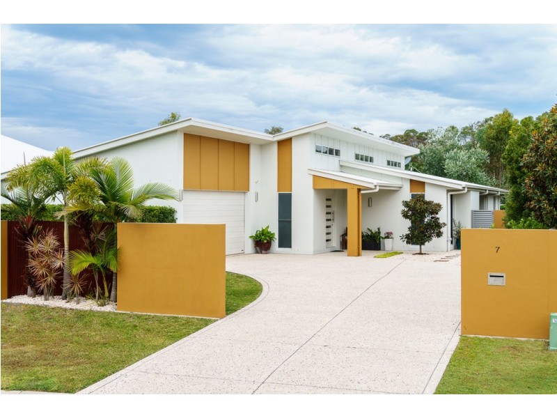 7 Sovereign Circuit, Pelican Waters QLD 4551