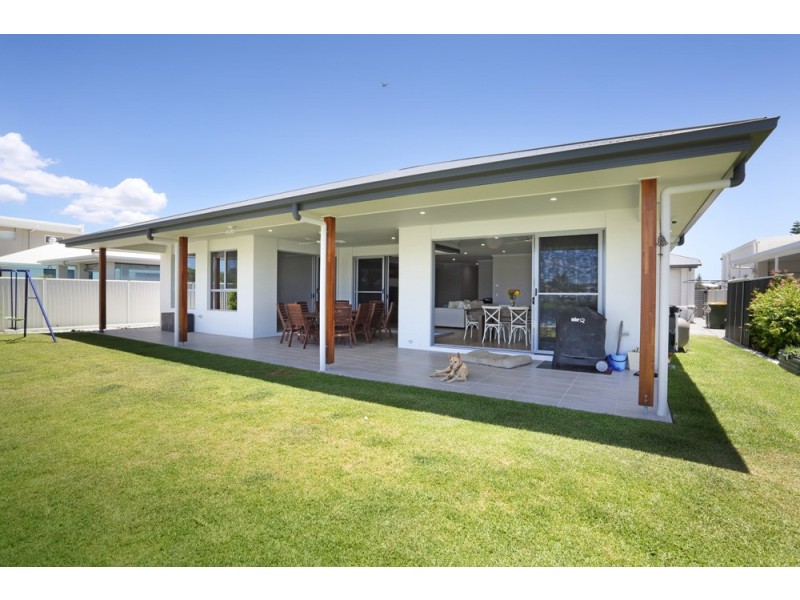 18 Westholme Circuit, Pelican Waters QLD 4551