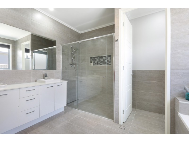 18 Westholme Circuit, Pelican Waters QLD 4551