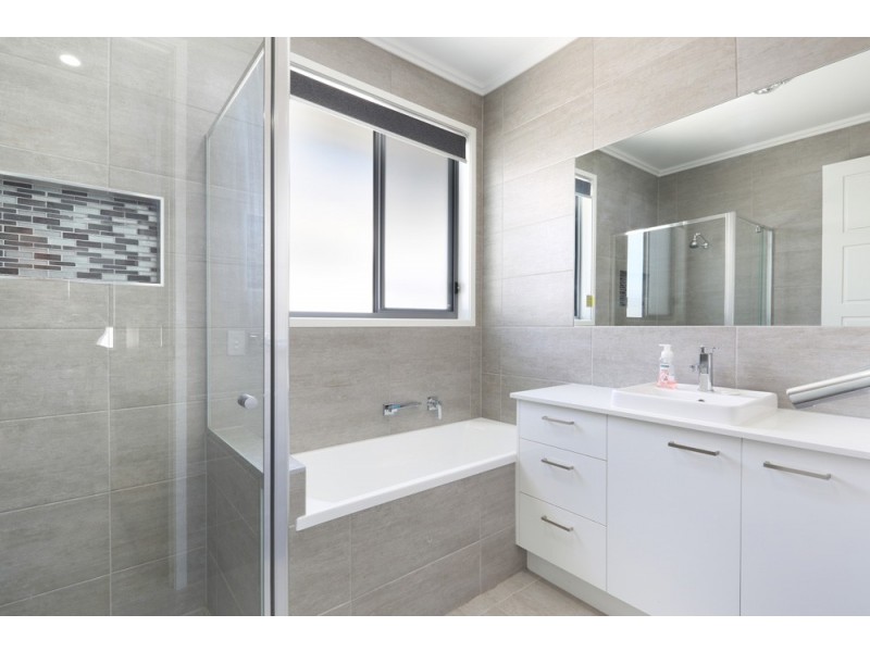 18 Westholme Circuit, Pelican Waters QLD 4551