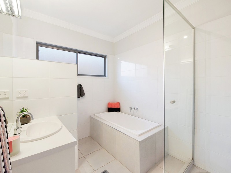 15 Tree View Crescent, Little Mountain QLD 4551