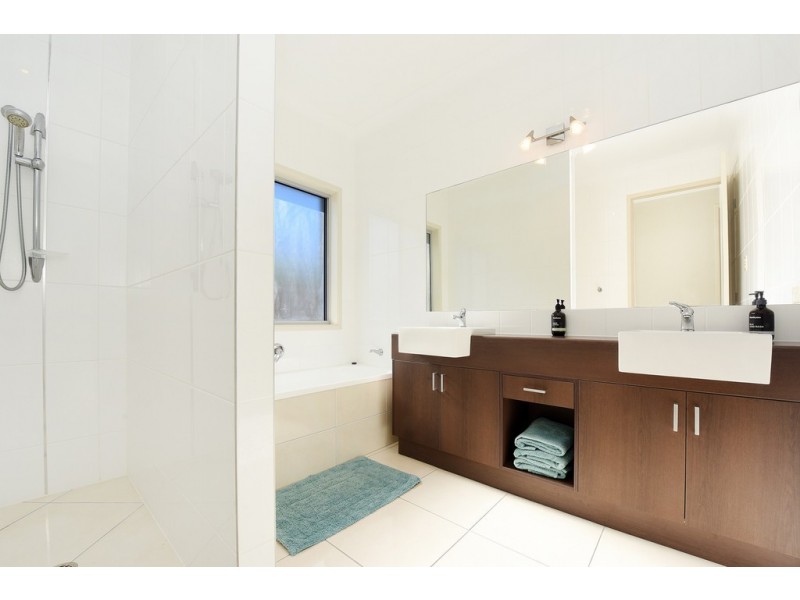 2 Stephen Burton Way, Pelican Waters QLD 4551
