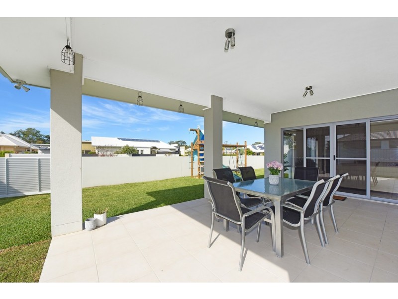 2 Stephen Burton Way, Pelican Waters QLD 4551