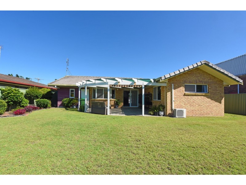 11 Ilaroo Crescent, Warana QLD 4575