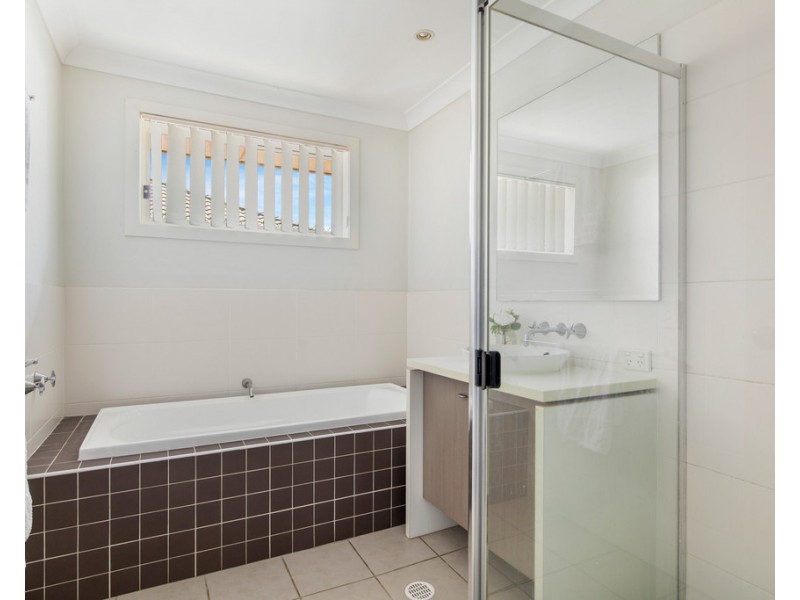 6 Pebbly Creek Crescent, Little Mountain QLD 4551