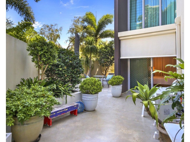 2/93 Landsborough Parade, Golden Beach QLD 4551