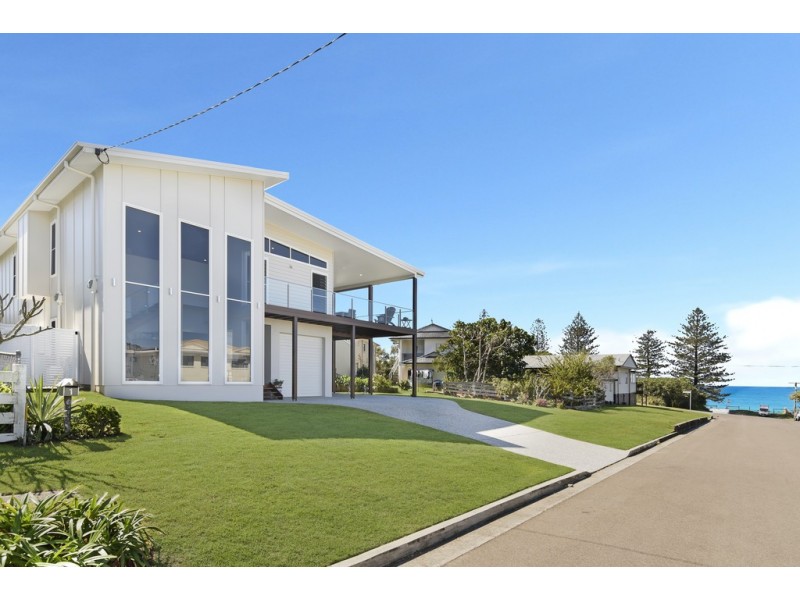 1 Cooroora Street, Dicky Beach QLD 4551