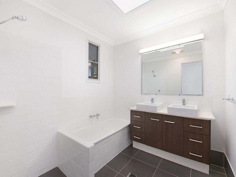 77 Pierce Avenue, Little Mountain QLD 4551