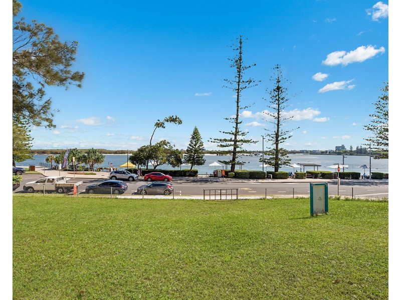 33 Esplanade Bulcock Beach, Caloundra QLD 4551