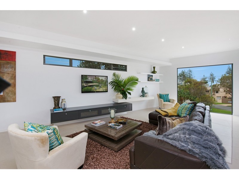 2 Mackay Street, Dicky Beach QLD 4551