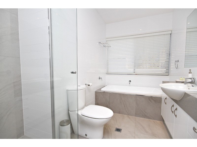 35 Barbuda Circuit, Kawana Island QLD 4575