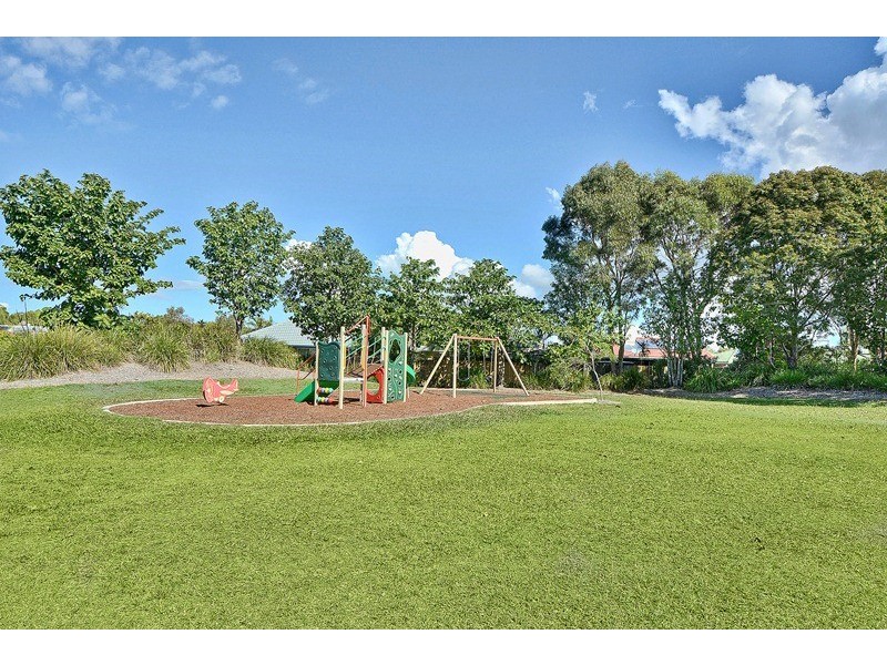 39 Lakeshore Place, Little Mountain QLD 4551