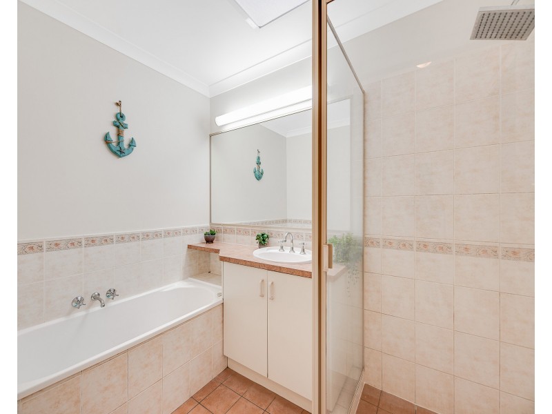8 Bellevue Drive, Little Mountain QLD 4551