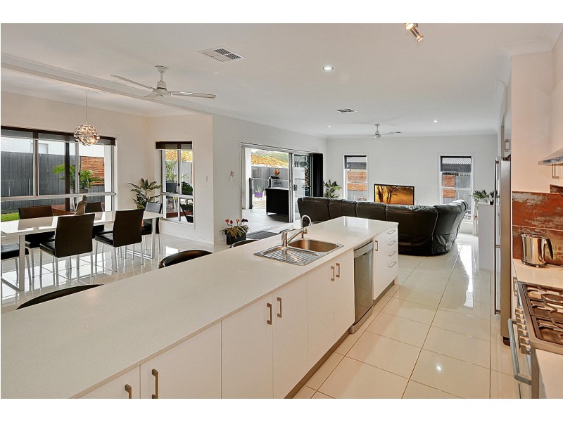 9 Cumberland Cresent, Meridan Plains QLD 4551