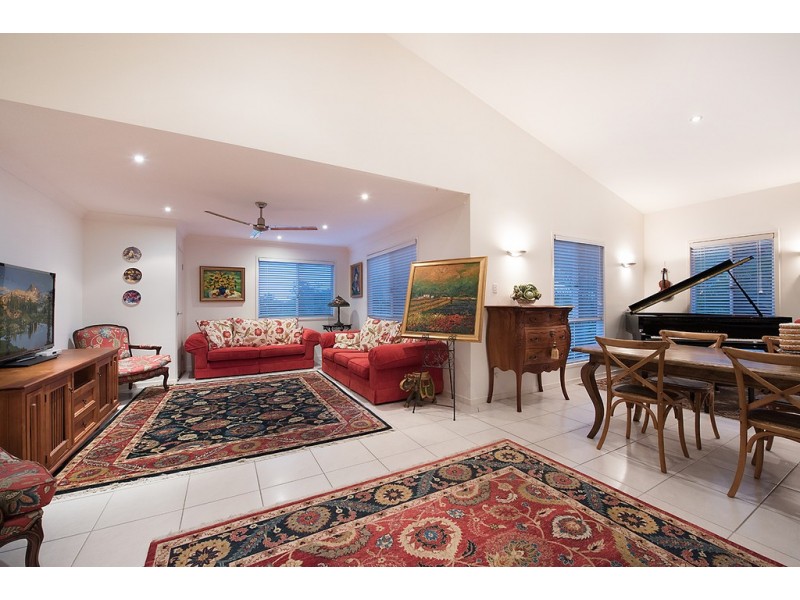 9 Hillside Court, Little Mountain QLD 4551