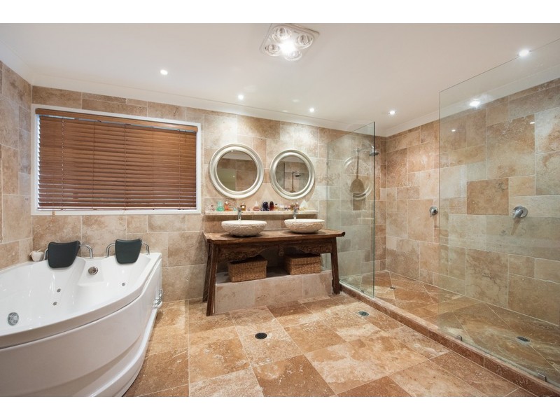 9 Hillside Court, Little Mountain QLD 4551