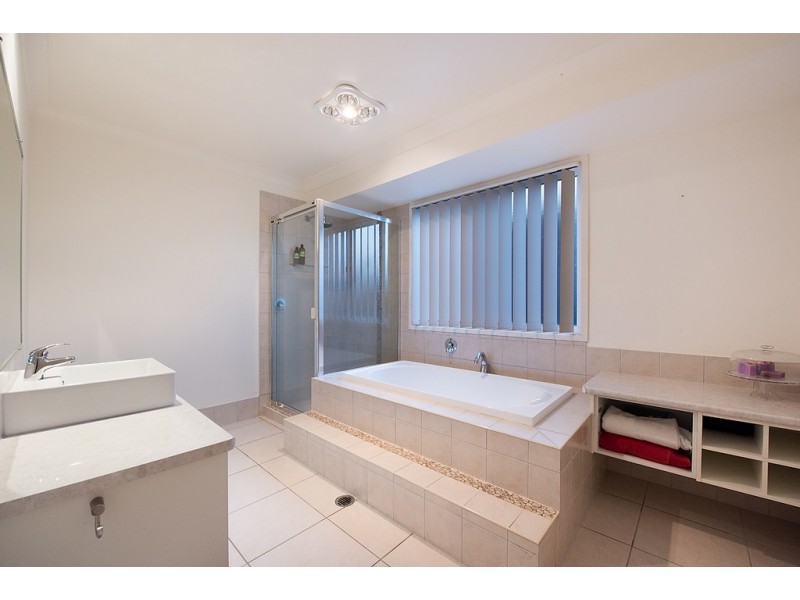 9 Hillside Court, Little Mountain QLD 4551