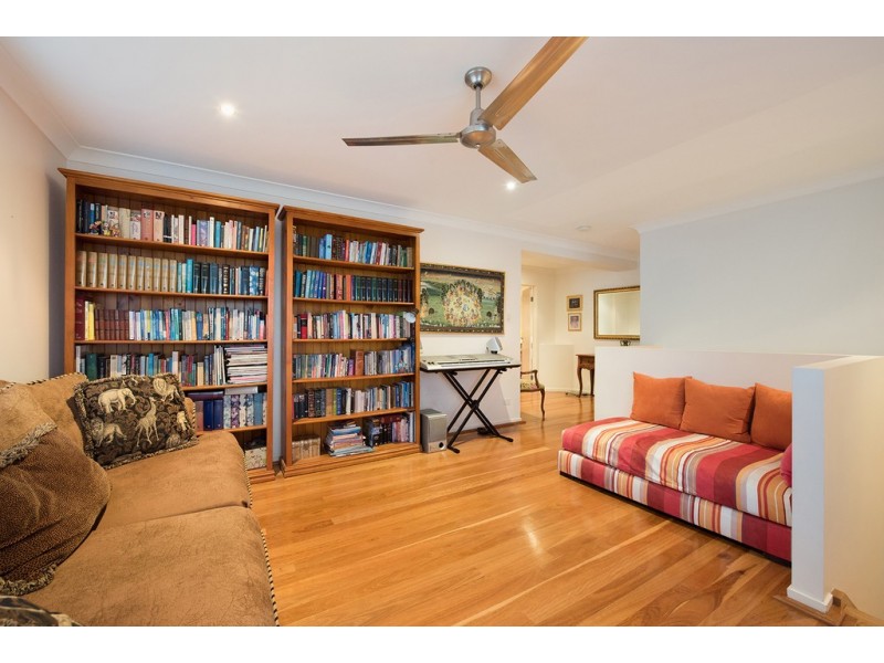 9 Hillside Court, Little Mountain QLD 4551