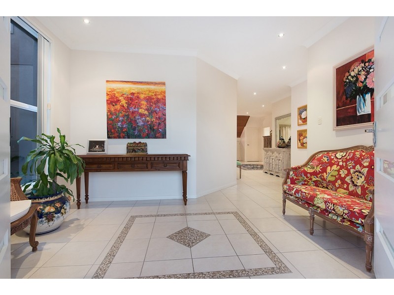 9 Hillside Court, Little Mountain QLD 4551