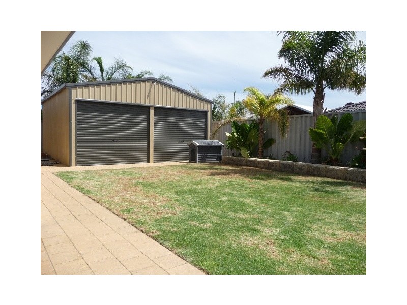 16 Silkhurst Crescent, Warnbro WA 6169