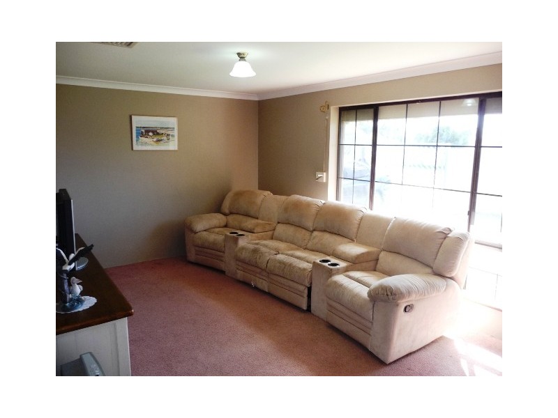 16 Noreena Avenue, Golden Bay WA 6174