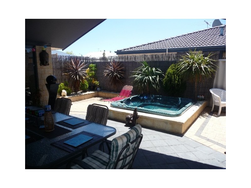 18 Montoro Drive, Port Kennedy WA 6172