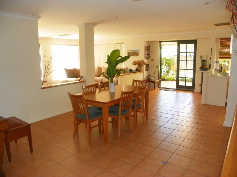 14 Coran Gardens, Warnbro WA 6169