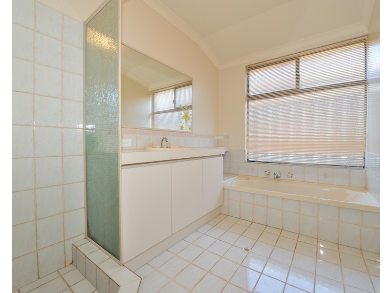 8 Caranja Court, Warnbro WA 6169