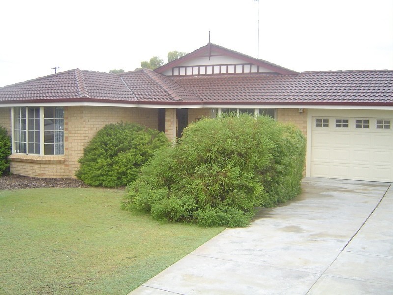 16 Wooleen Street, Golden Bay WA 6174