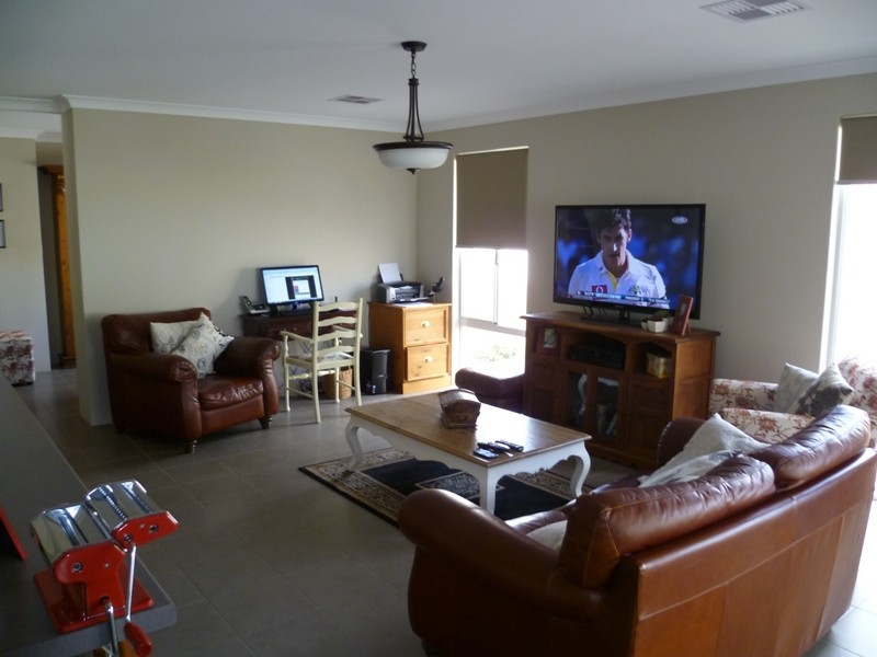 31 Coffs Bend, Secret Harbour WA 6173