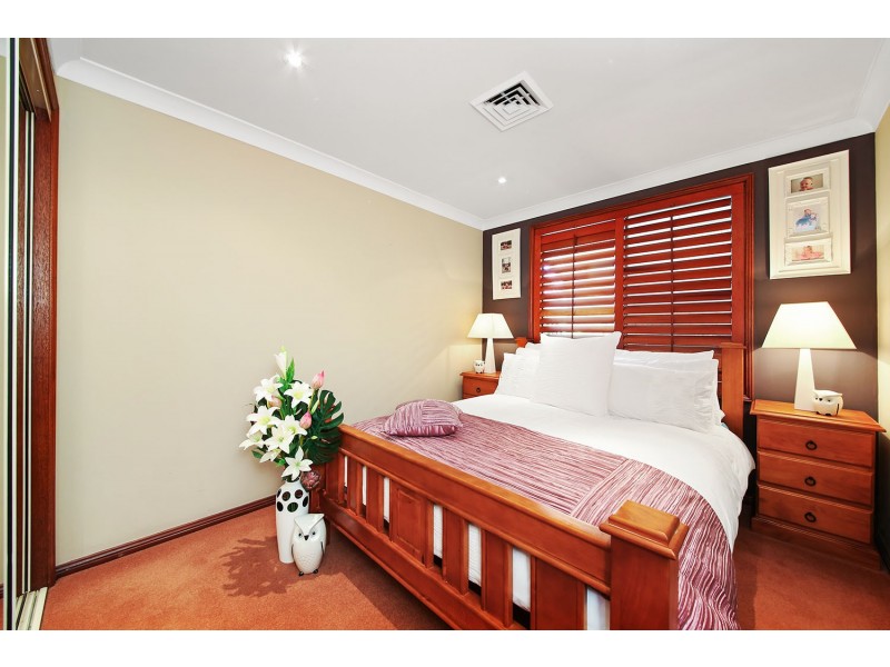 7 Ellesmere Court, Wattle Grove NSW 2173