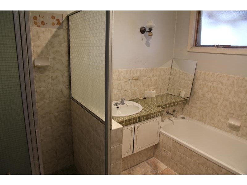 40 THOMPSON AVENUE, Moorebank NSW 2170