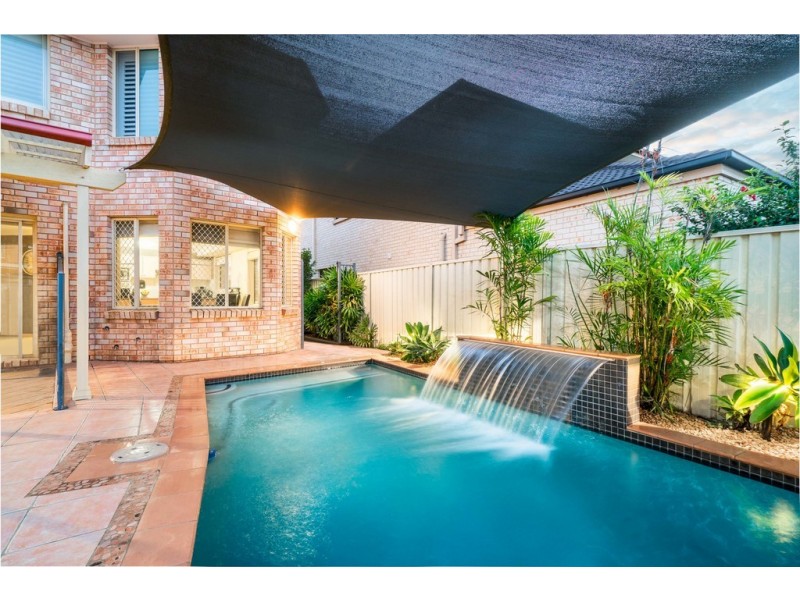 15 Woodlake Court, Wattle Grove NSW 2173