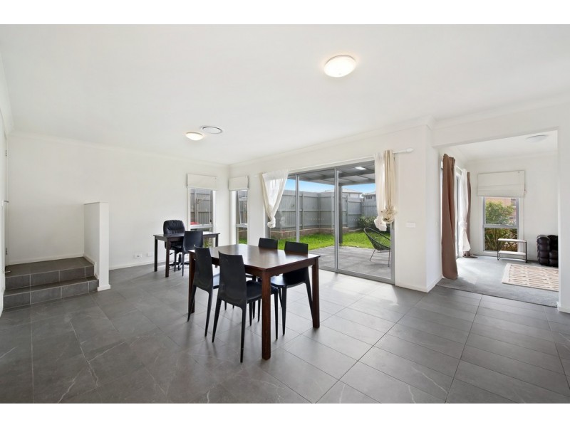 4 Greenview Dr, Moorebank NSW 2170