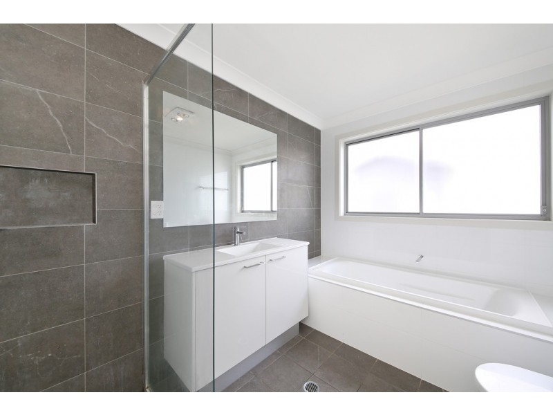 4 Greenview Dr, Moorebank NSW 2170