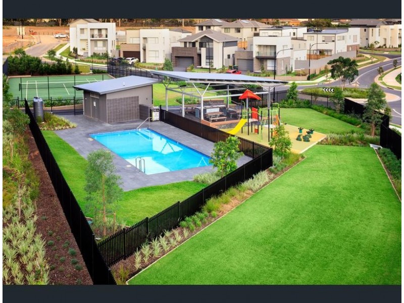 4 Greenview Dr, Moorebank NSW 2170