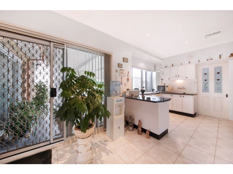 1 Somercotes Court, Wattle Grove NSW 2173