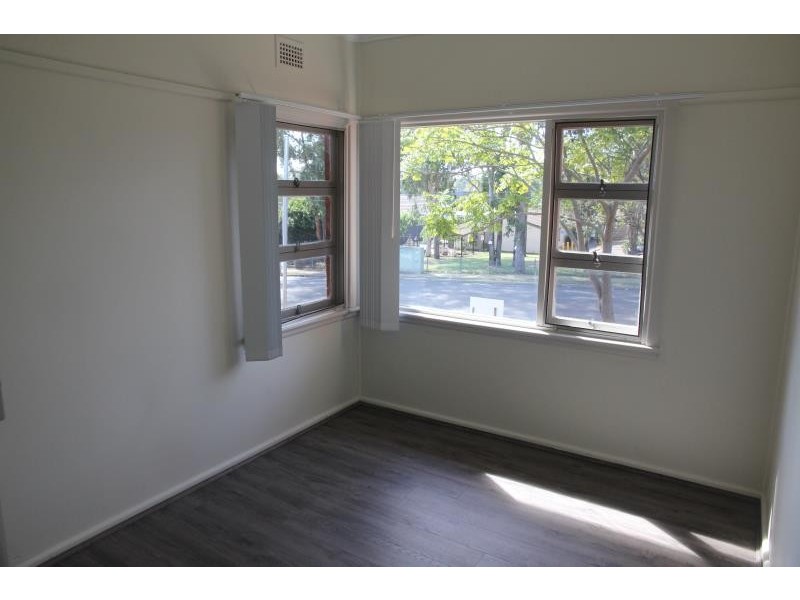 10 Georges Crescent, Georges Hall NSW 2198