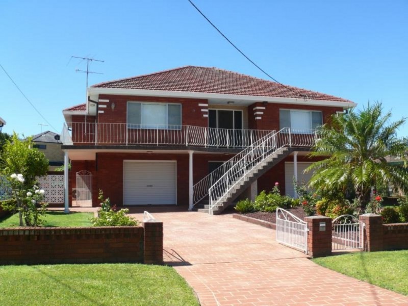 15 Hillcrest Avenue, Moorebank NSW 2170