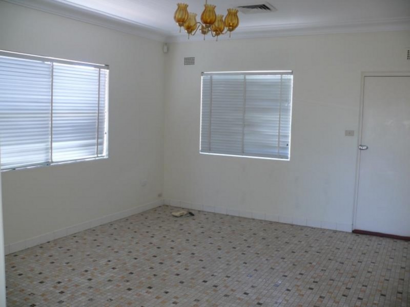 15 Hillcrest Avenue, Moorebank NSW 2170