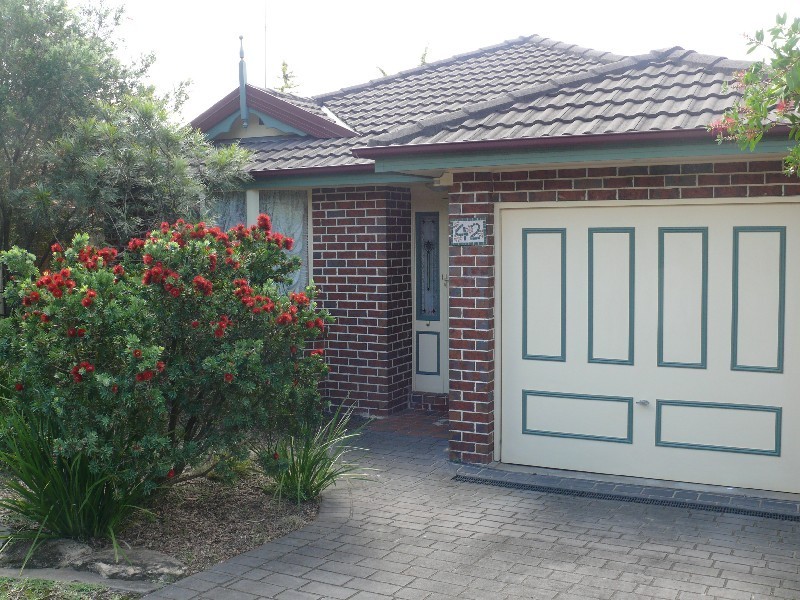 42 Lyndhurst Ct, Wattle Grove NSW 2173