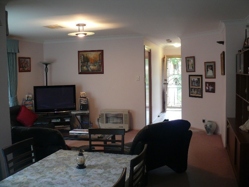 42 Lyndhurst Ct, Wattle Grove NSW 2173