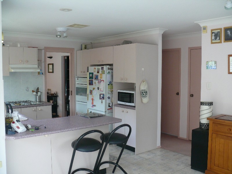 42 Lyndhurst Ct, Wattle Grove NSW 2173