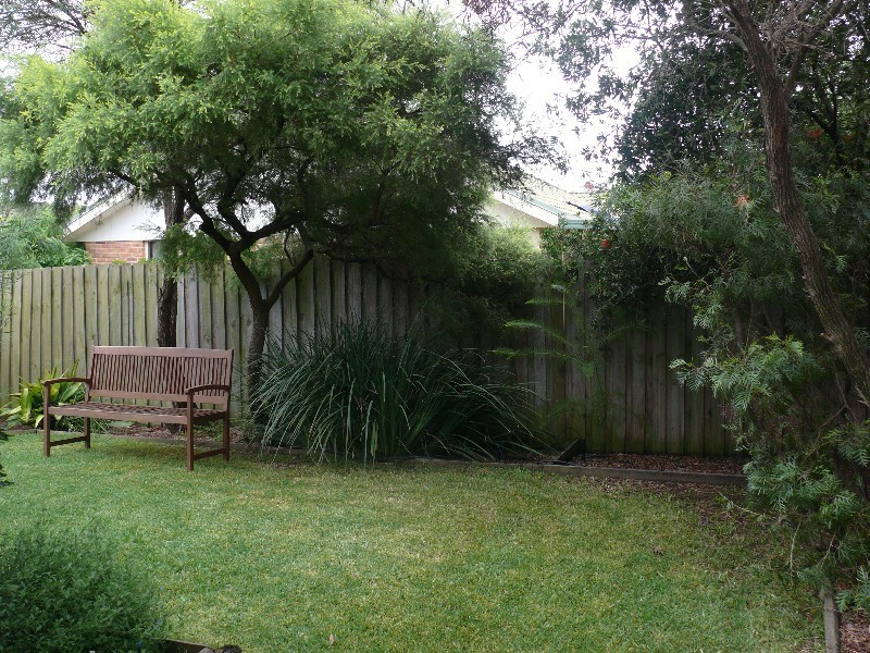 42 Lyndhurst Ct, Wattle Grove NSW 2173