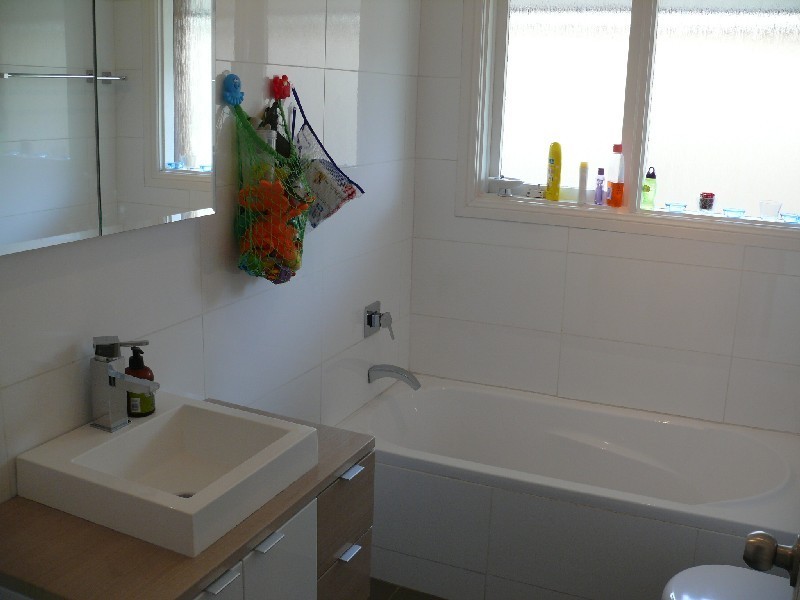 72 Gal Cres, Moorebank NSW 2170