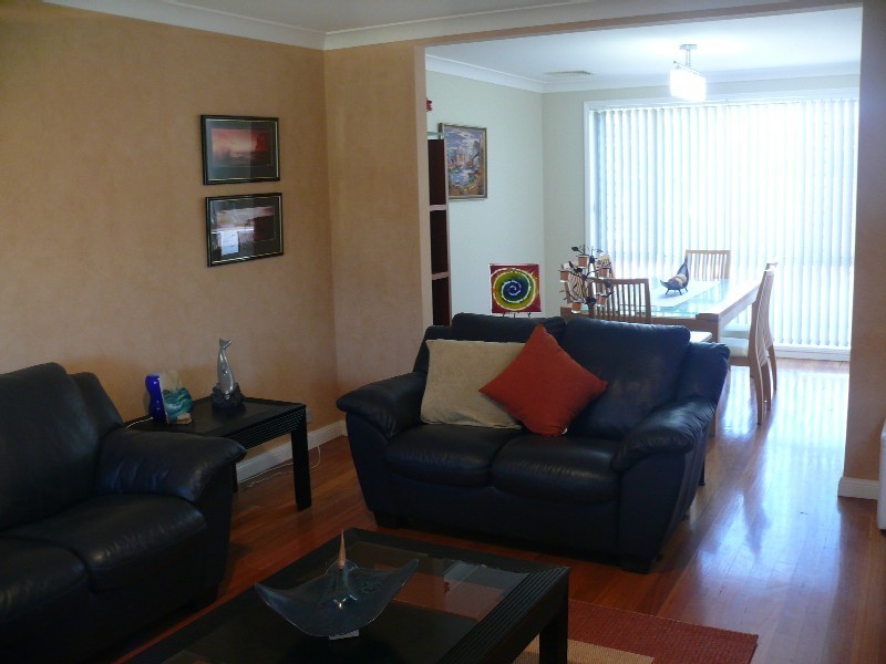 8 Todd Crt, Wattle Grove NSW 2173