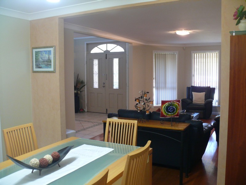 8 Todd Crt, Wattle Grove NSW 2173