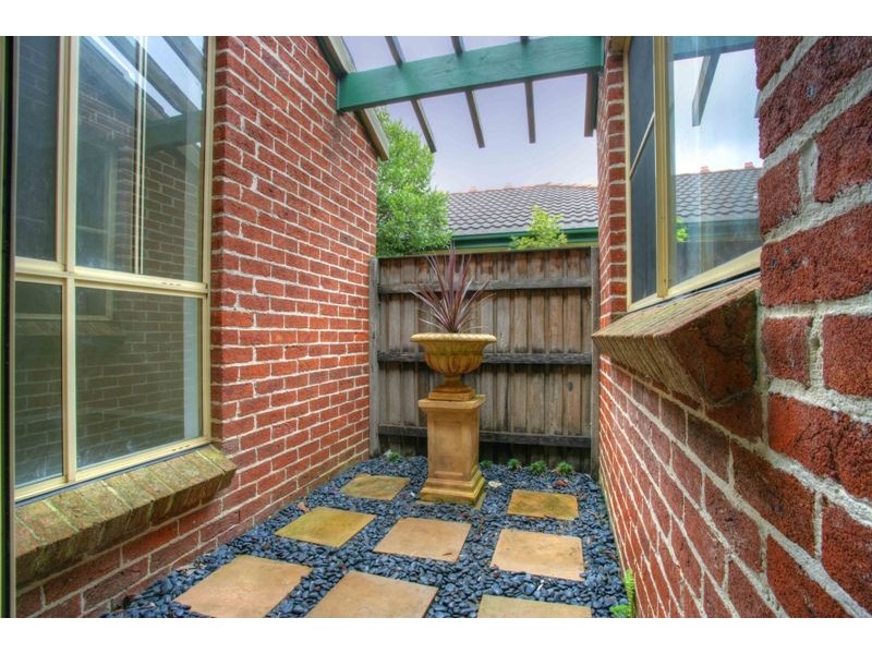 10 Acola Crt, Wattle Grove NSW 2173