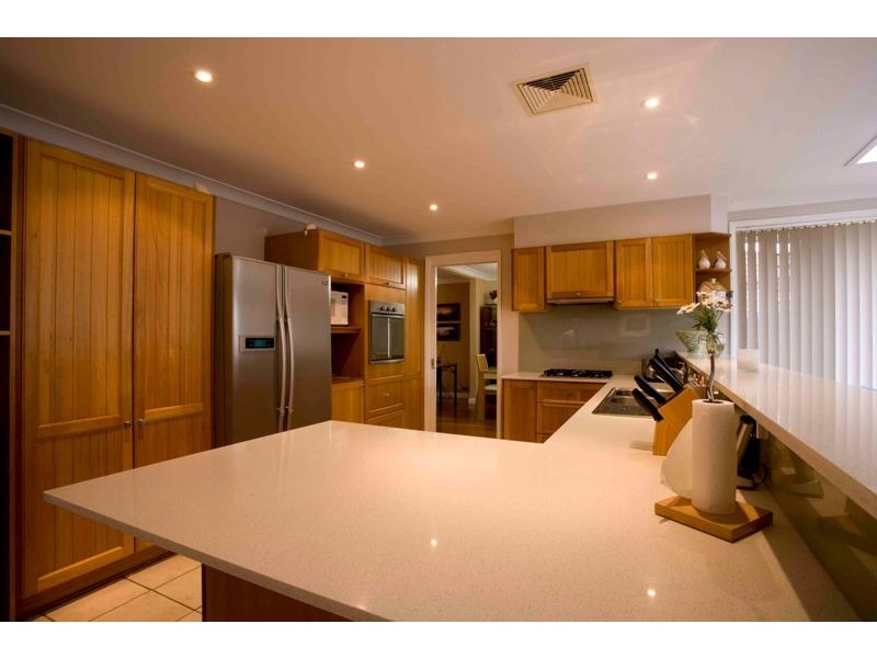 8 Todd Crt, Wattle Grove NSW 2173